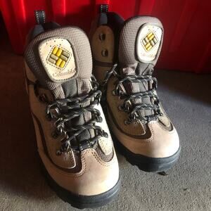Women’s Columbia Rock Ridge Mid Hiking Boots Brand New